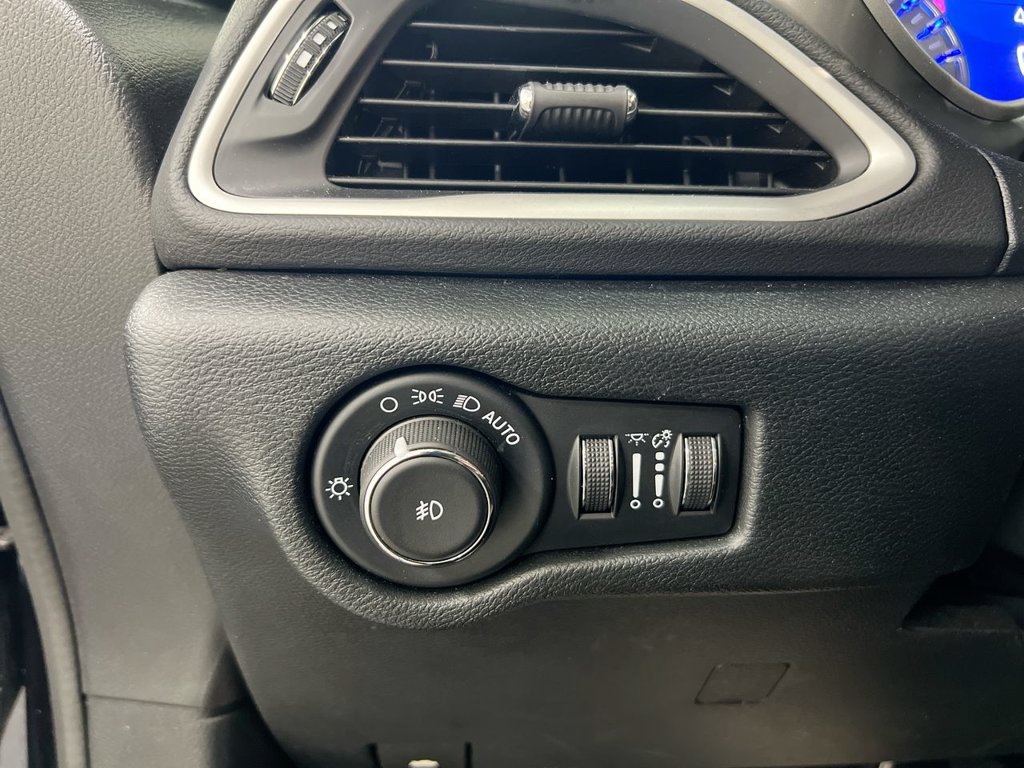 Used 2025 Chrysler Pacifica Select FWD image 18
