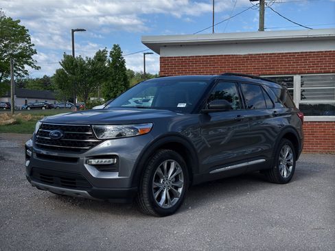 Used 2021 Ford Explorer XLT w/ Equipment Group 202A image 7