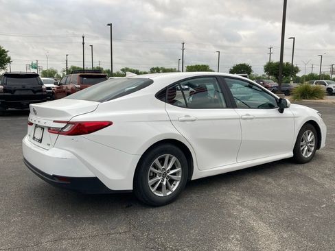 Used 2025 Toyota Camry LE image 4