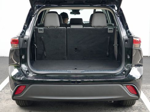 Used 2021 Toyota Highlander LE AWD/4WD image 9
