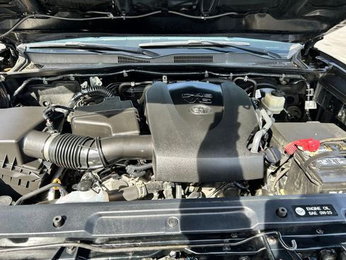 Used 2018 Toyota Tacoma SR image 30