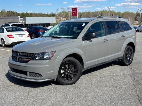 Used 2020 Dodge Journey SE w/ Blacktop Package FWD image 2