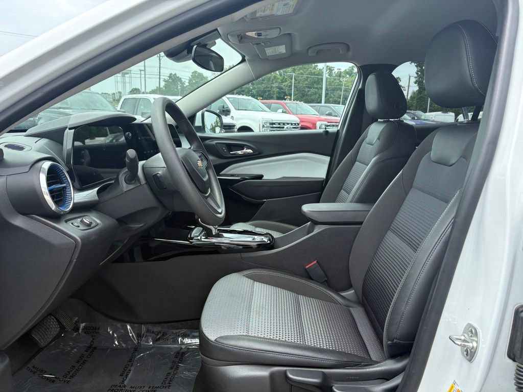 Used 2025 Chevrolet Trax LT FWD image 12