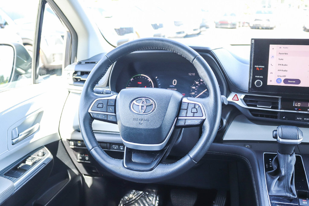 Used 2025 Toyota Sienna XLE FWD image 14