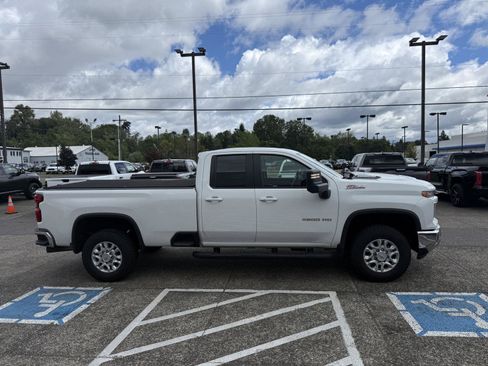 Used 2024 Chevrolet Silverado 3500 LT AWD/4WD image 7