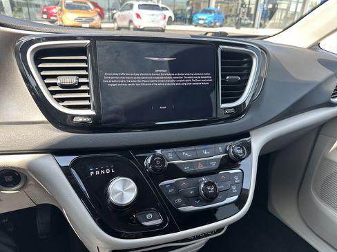 Used 2024 Chrysler Pacifica Touring-L FWD image 17