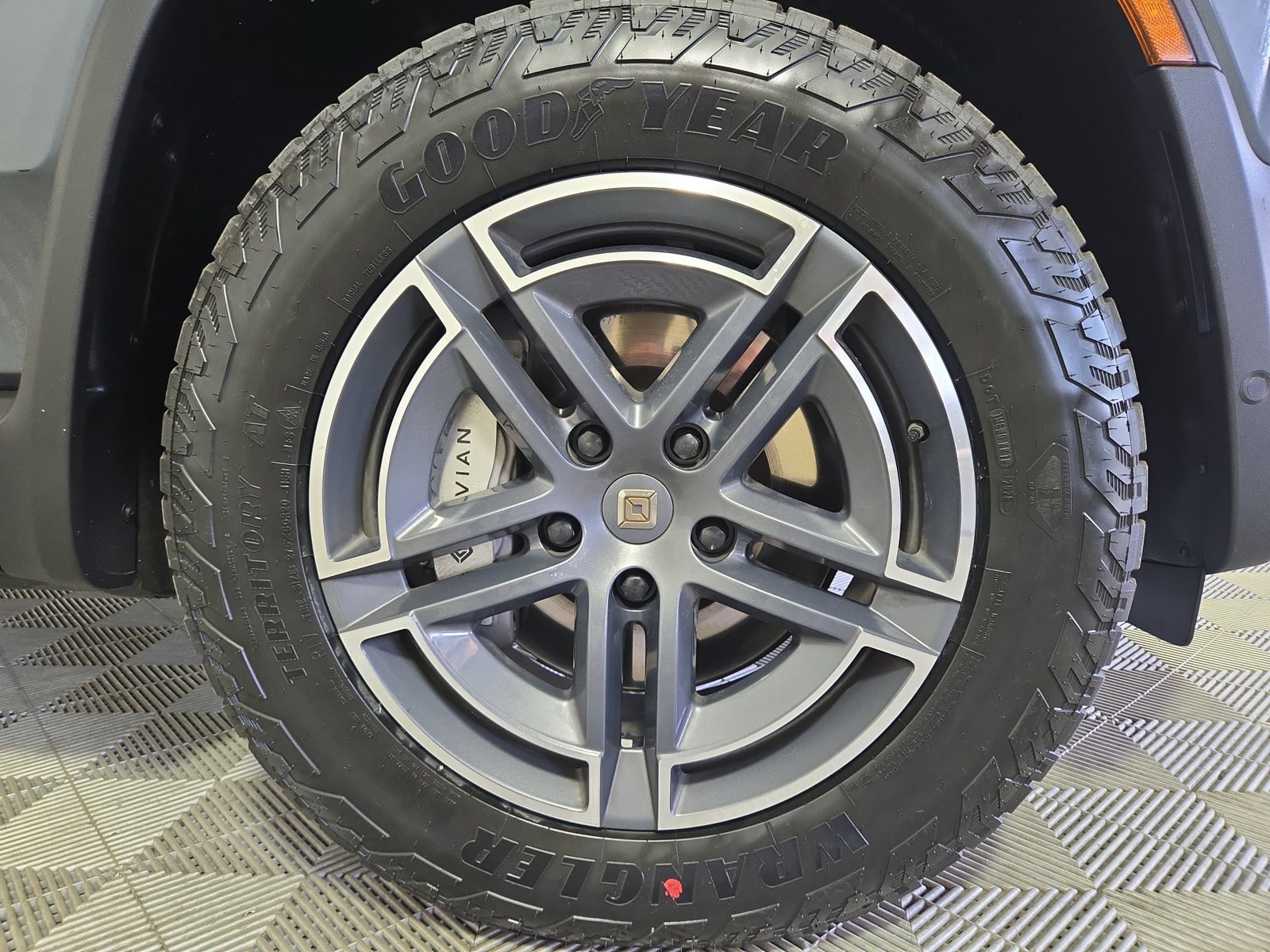 Used 2025 Rivian R1S Adventure Dual AWD/4WD image 11