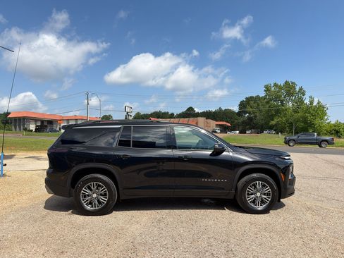 Used 2025 Chevrolet Traverse LT FWD image 9