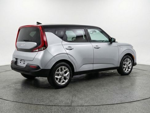 Used 2025 Kia Soul LX w/ LX Technology Package FWD image 9