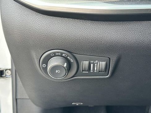 Used 2024 Jeep Compass Latitude w/ Sun and Sound Group AWD/4WD image 25