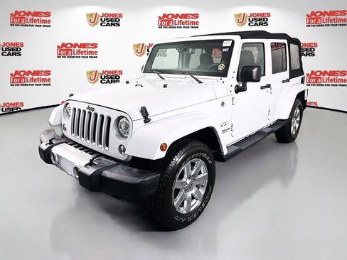 Used 2017 Jeep Wrangler Unlimited Sahara w/ Connectivity Group AWD/4WD image 11