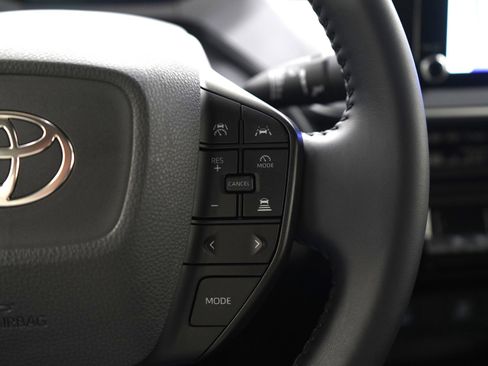 Used 2025 Toyota Prius LE image 25