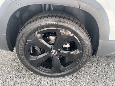 New 2026 Volkswagen Taos SE image 9