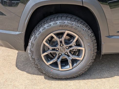 New 2026 Chevrolet Equinox ACTIV w/ Convenience Package III FWD image 3
