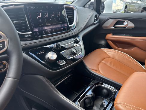 Used 2024 Chrysler Pacifica Pinnacle FWD image 30