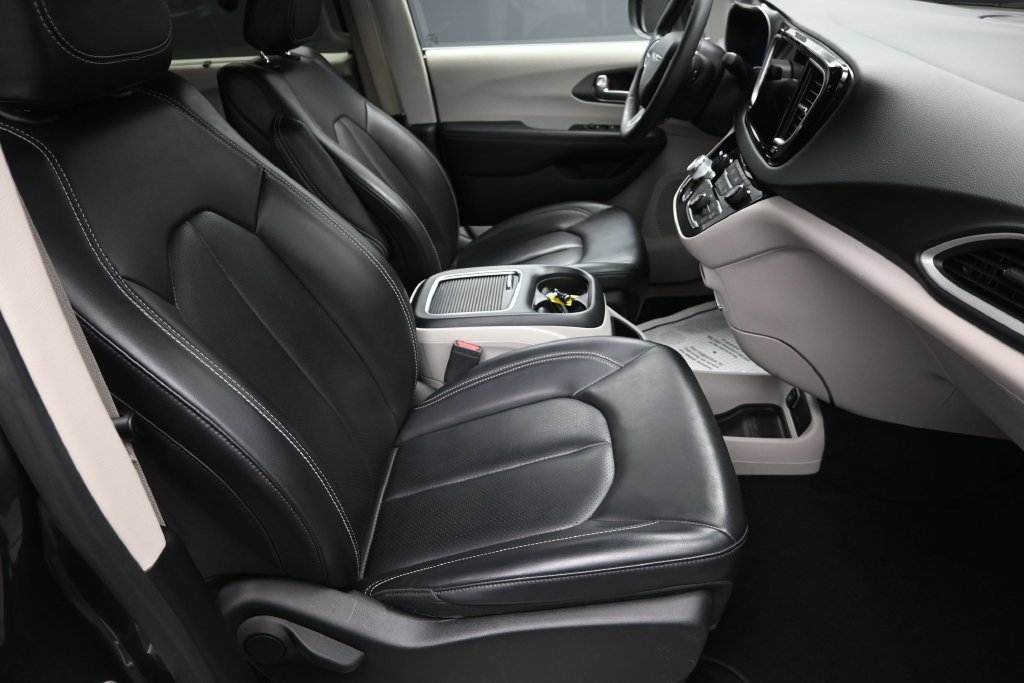 Used 2023 Chrysler Pacifica Touring-L FWD image 36