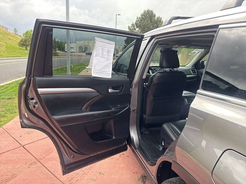 Used 2017 Toyota Highlander XLE AWD/4WD image 21