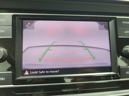 Used 2024 Volkswagen Jetta SE FWD image 3