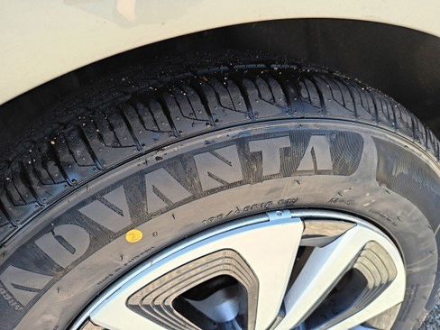 Used 2017 Toyota Prius Prime Plus FWD image 10