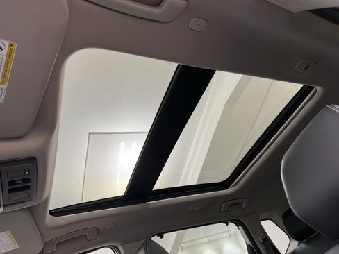 Used 2022 Nissan Rogue SL w/ SL Premium Package image 16