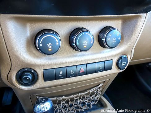 Used 2017 Jeep Wrangler Unlimited Sahara w/ Connectivity Group image 17