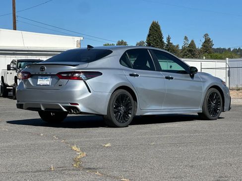 Used 2022 Toyota Camry SE FWD image 2