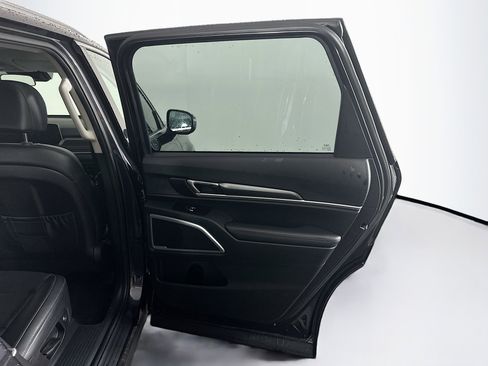 Used 2025 Kia Telluride S FWD image 32