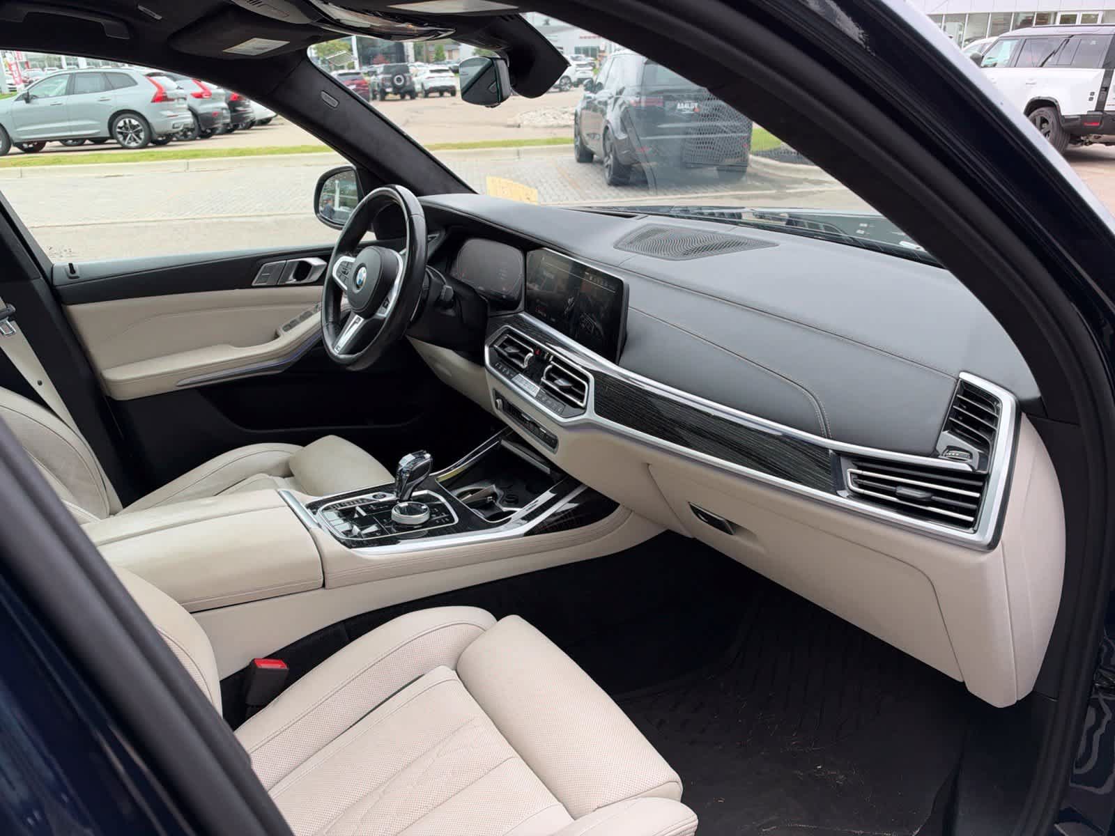 Used 2022 BMW X7 xDrive40i w/ M Sport Package AWD/4WD image 14