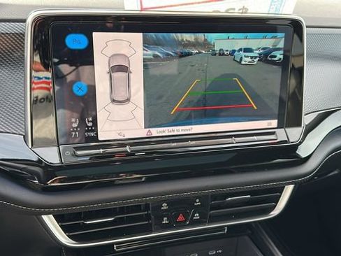 Used 2024 Volkswagen Atlas Cross Sport SEL R-Line image 17