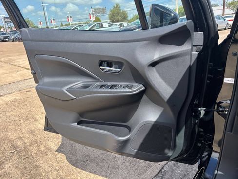 Used 2025 Nissan Versa SV FWD image 18