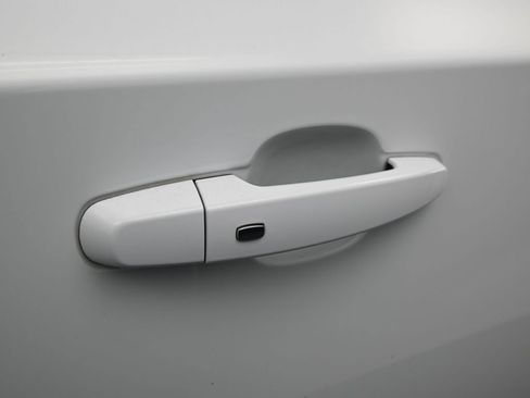 Used 2023 Chevrolet Traverse LT image 40