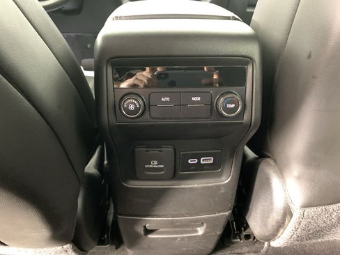 Used 2023 GMC Acadia SLT AWD/4WD image 32