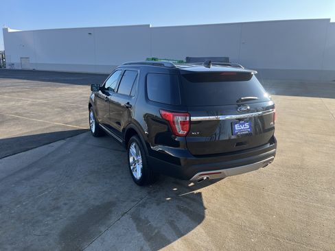 Used 2017 Ford Explorer XLT w/ Equipment Group 202A image 4