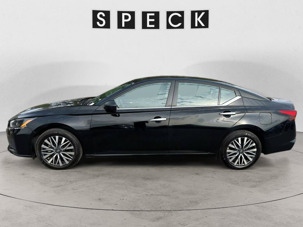 Used 2024 Nissan Altima 2.5 SV FWD image 2