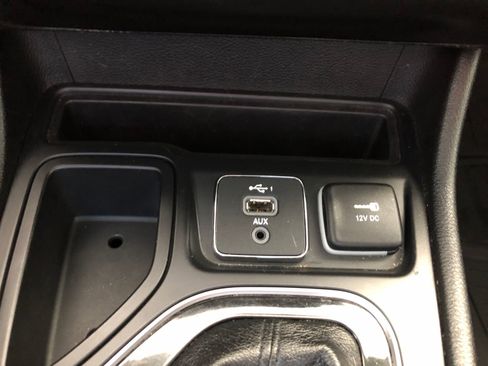 Used 2020 Jeep Cherokee Limited FWD image 24