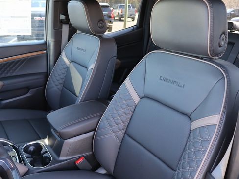 New 2026 GMC Canyon Denali w/ LPO, Denali Black Edition image 13