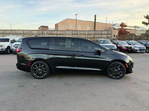 Used 2018 Chrysler Pacifica Touring Plus w/ S Appearance Package image 12