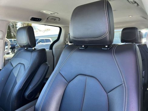 Used 2024 Chrysler Pacifica Touring-L FWD image 12