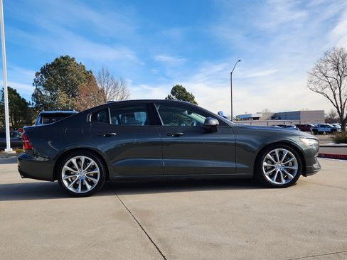 Used 2020 Volvo S60 T6 Momentum image 2