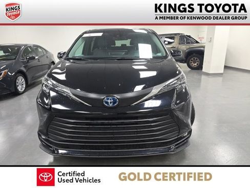 Certified 2025 Toyota Sienna XLE AWD/4WD image 3