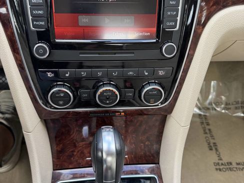 Used 2013 Volkswagen Passat 3.6 SEL Premium image 27