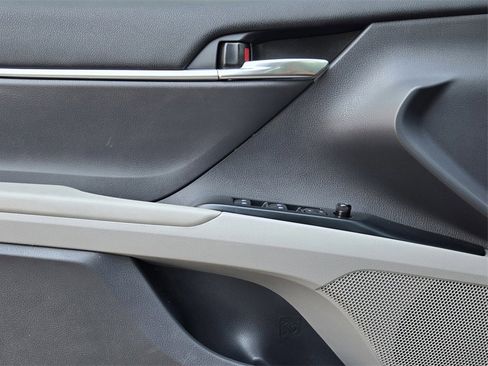 Used 2020 Toyota Camry LE image 20