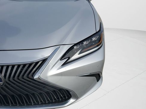 Used 2019 Lexus ES 300h Ultra Luxury w/ Accessory Package 2 image 9