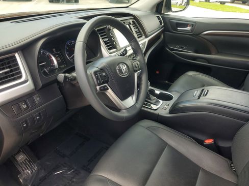 Used 2016 Toyota Highlander Limited AWD/4WD image 18