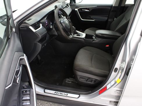 Used 2022 Toyota RAV4 XLE AWD/4WD image 13