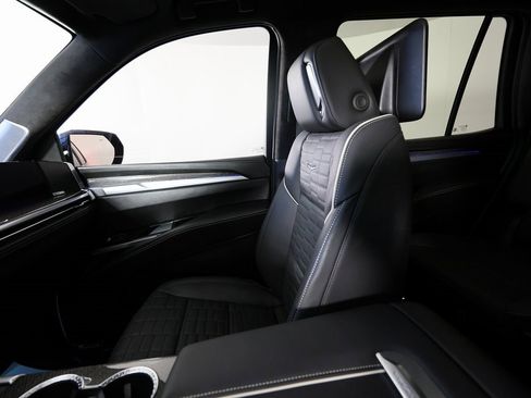 Used 2025 Cadillac Escalade V w/ LPO, ONYX Package image 40