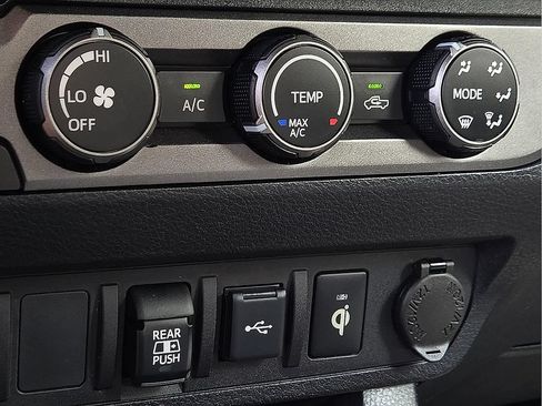 Used 2020 Toyota Tacoma TRD Sport AWD/4WD image 15