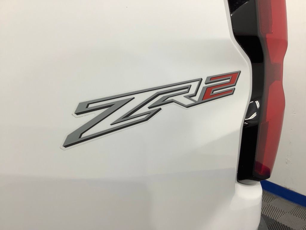 Used 2024 Chevrolet Colorado ZR2 w/ ZR2 Convenience Package III AWD/4WD image 5