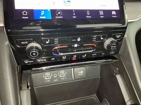 Used 2023 Jeep Grand Cherokee Limited AWD/4WD image 21