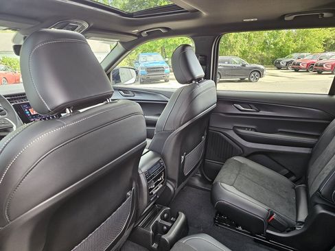 New 2025 Jeep Grand Cherokee L Altitude image 30